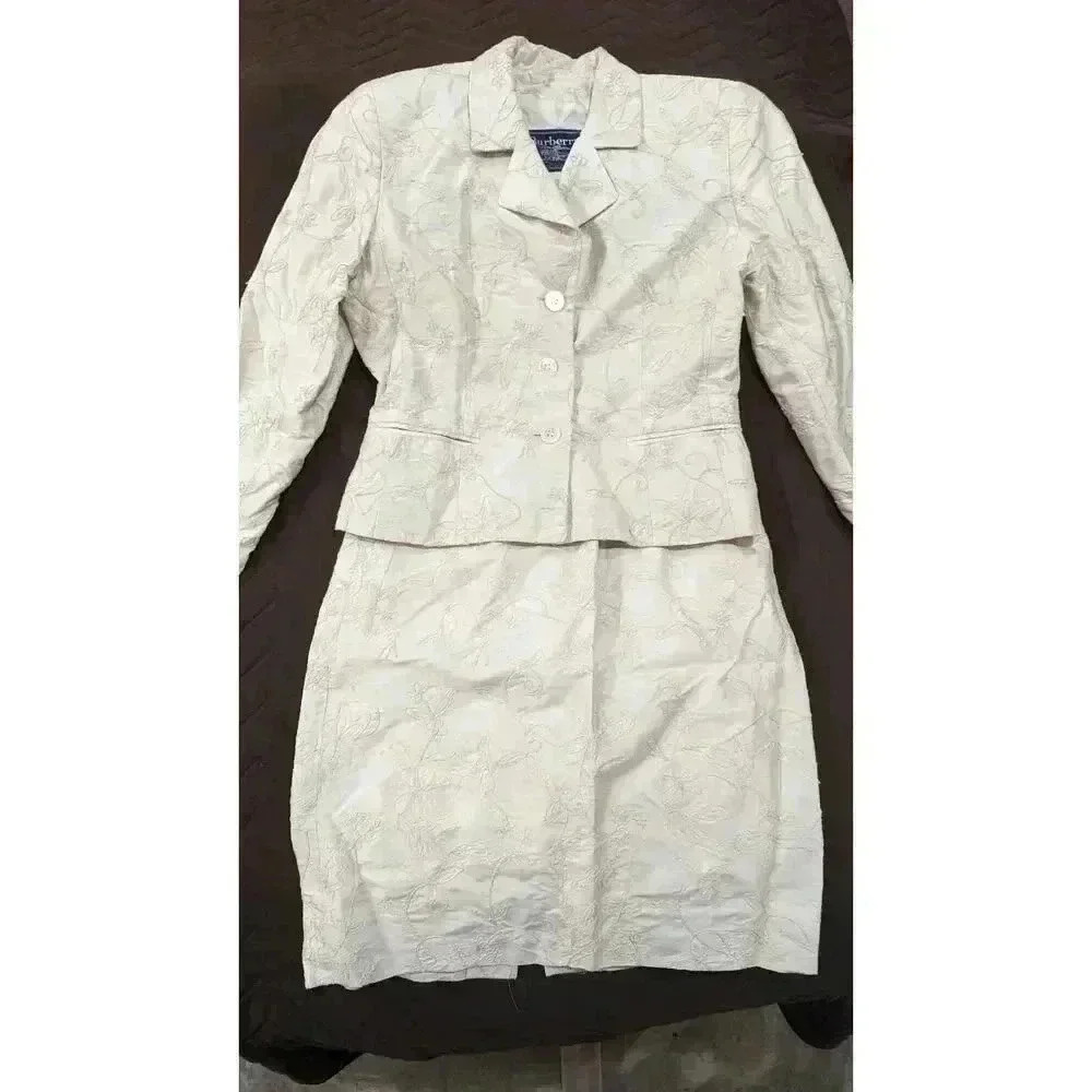 Beautiful Ivory Women's Burberry's of London Suit, 100% silk in size 4